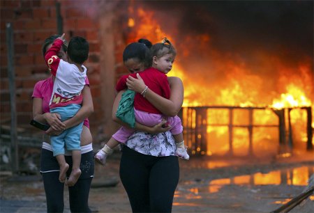 Бразилия: Полиция с боями выселяет жителей трущоб в Пиньейриньо