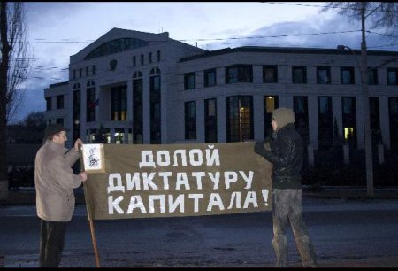 Пикет у посольства России в Кишиневе 4 марта 2012 г