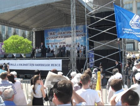 Первомай в Кишиневе: два политических шоу и одно профсоюзное предательство